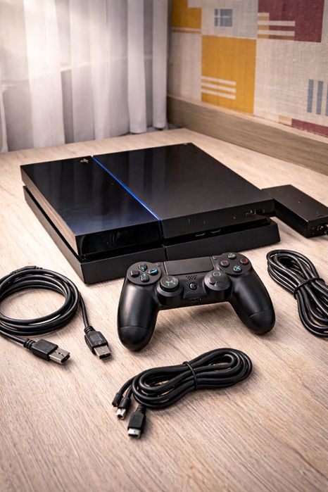 Продам PS4 с играми
