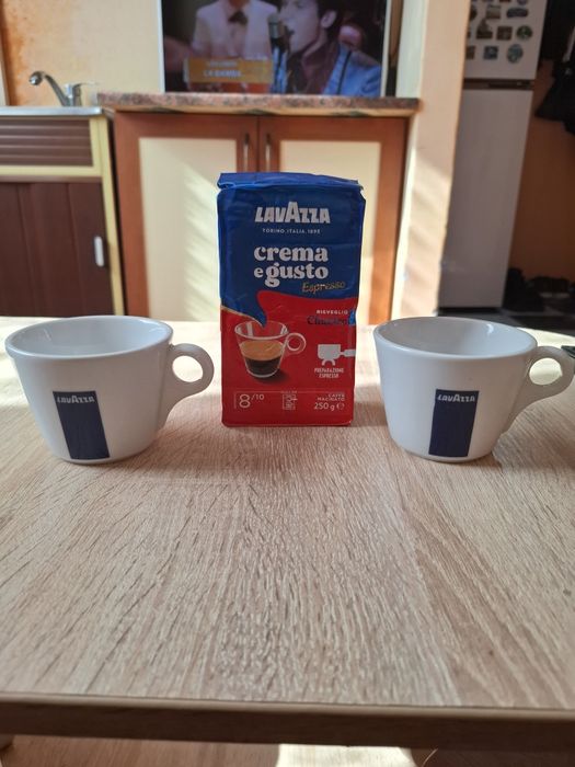 Cafea + 2 cesti lavazza