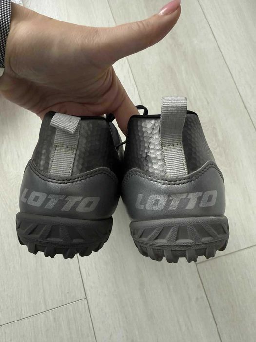 Incaltaminte fotbal Lotto Maestro 700