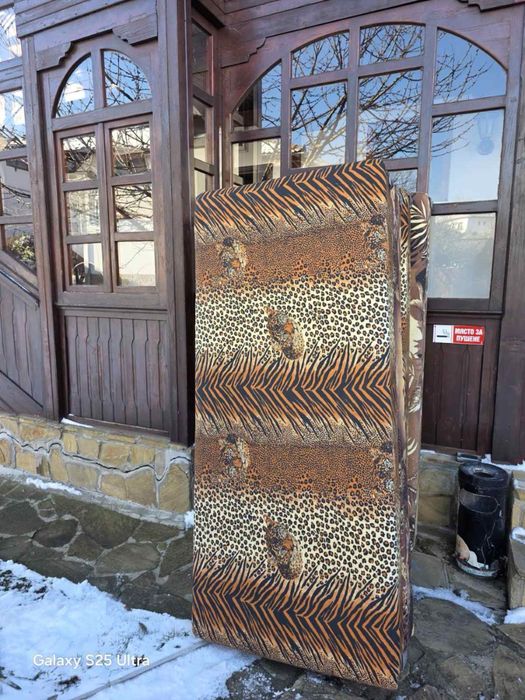 Продавам употребявани чамови легла и матраци