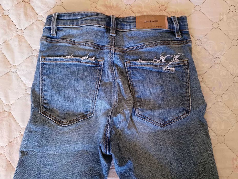 Дънки Страдивариус - размер S, клин, меки и ефектни, 17 евро