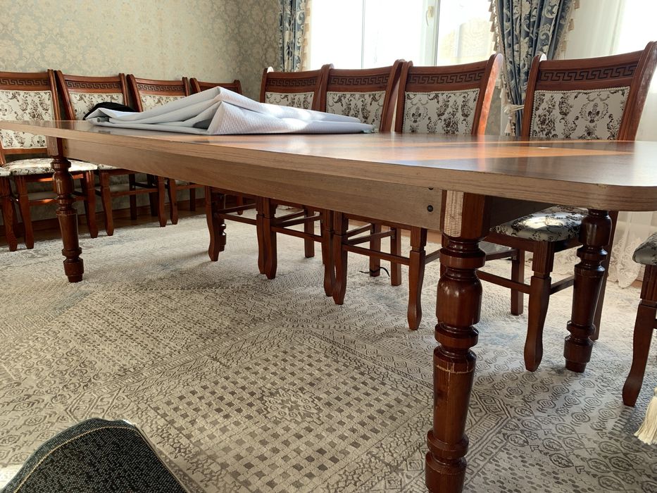 5 м. стол және 26 орындығымен сатылады.