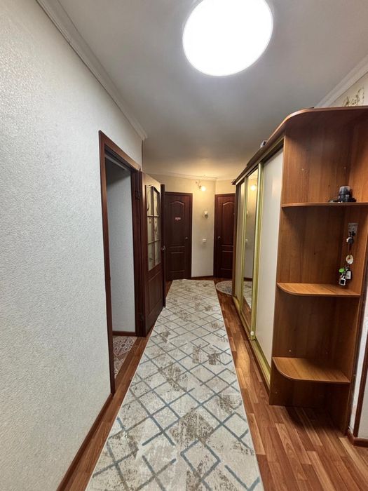 Продам квартиру из 4-х комнатный в центре . Рядом детсад, больница