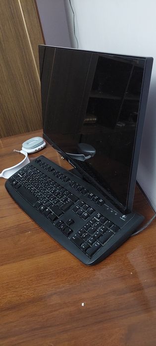 Компьютер ва стол сотилади.