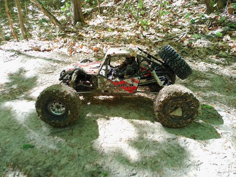 De vînzare RC traxxas UDR 1:7 și AXIAL GILAMON scala 1:8