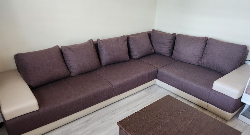 Vând colțar spațios