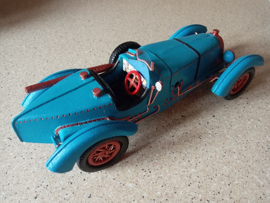 Модель спортивной ретро машины.