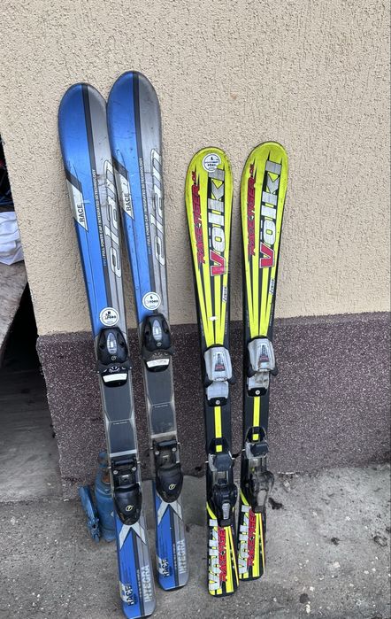 Vand două perechi de schiuri