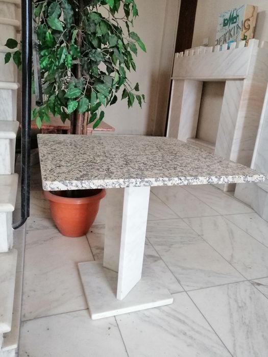 Vând măsuță marmura pt sufragerie