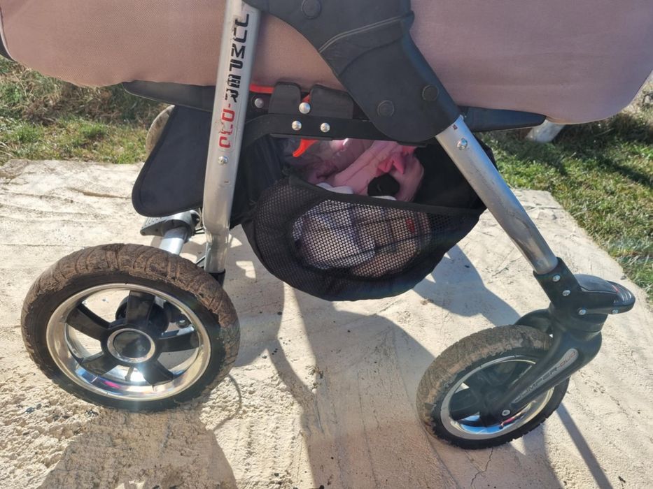 Продавам количка за породени деца