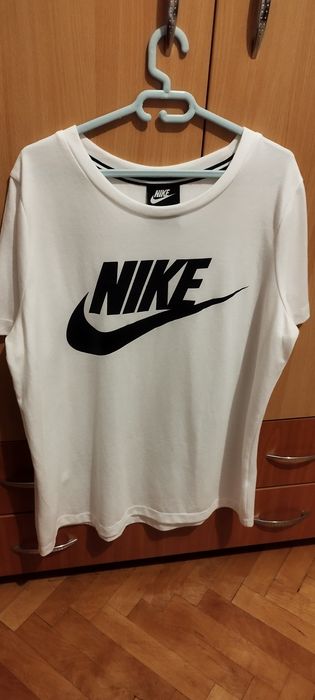Vând Tricou Nike M