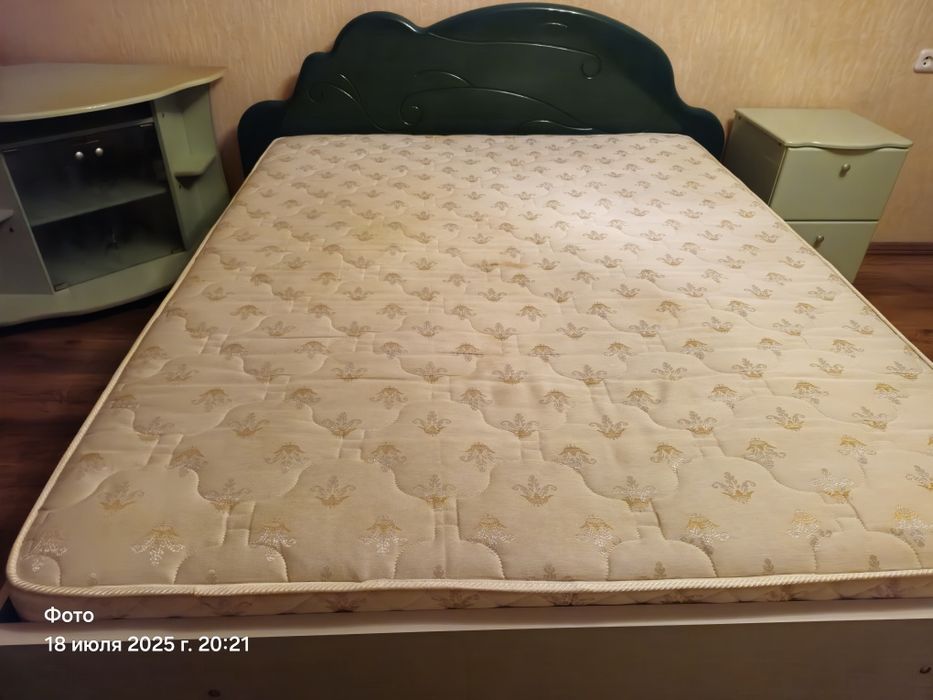 Продам спальный гарнитур