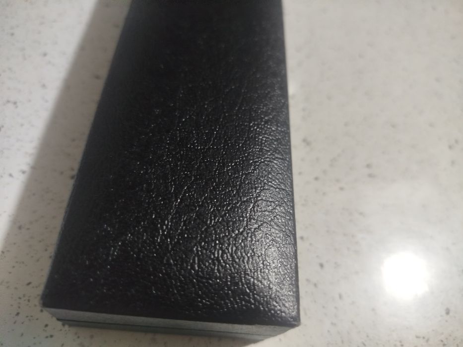 браслет ARO в черной подарочной коробке.