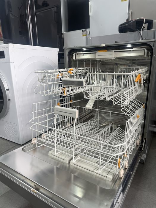 Съдомиялна MIELE 60/см с три кошници