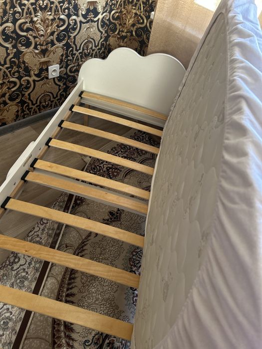 Продам детскую кроватку с матрацем