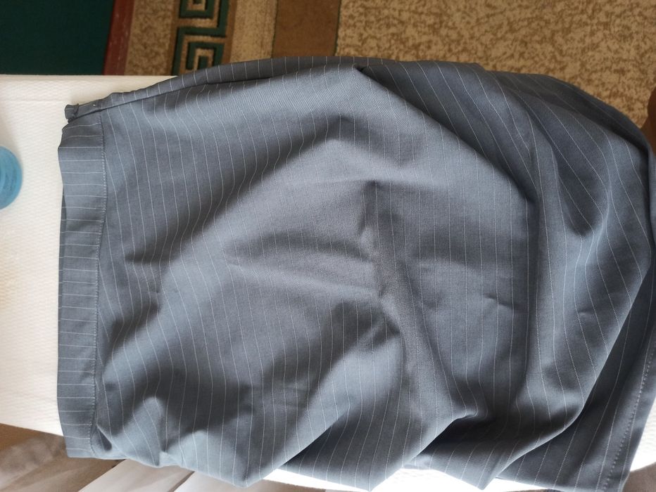 Продается костюм новый с биркой( юбка + рубашка) размер м, маломерит