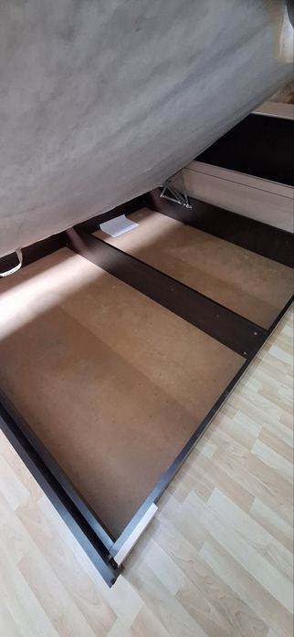 Спалня с матрак и нощни шкафчета