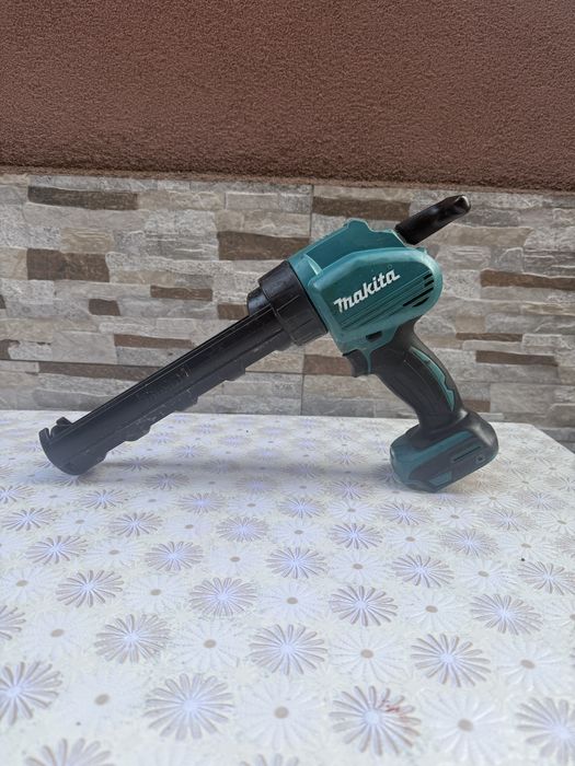 Акумулаторен пистолет за силикон MAKITA DCG180Z
