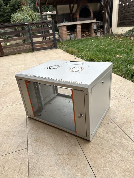 Rack perete Estap 9U – ușă sticlă, cheie, metalic – stare bună