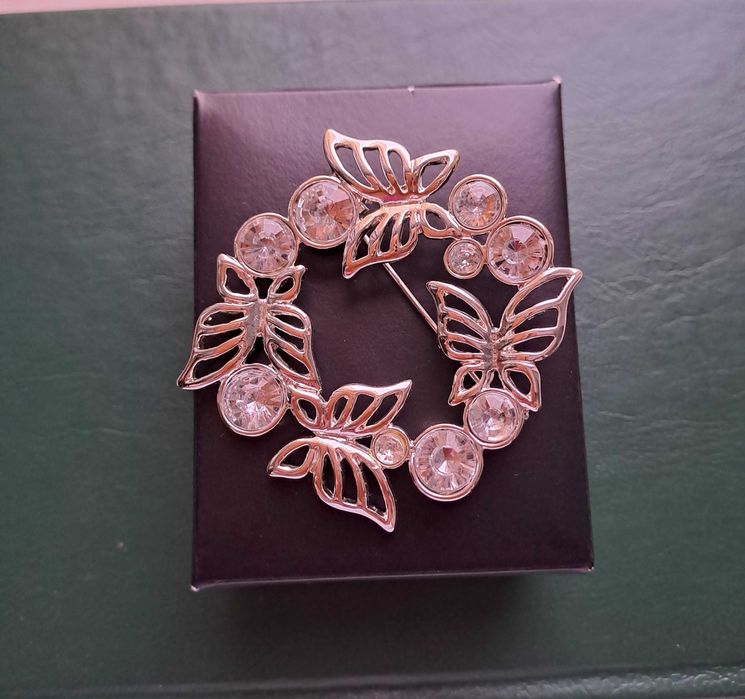 Broșă coroniță argintie