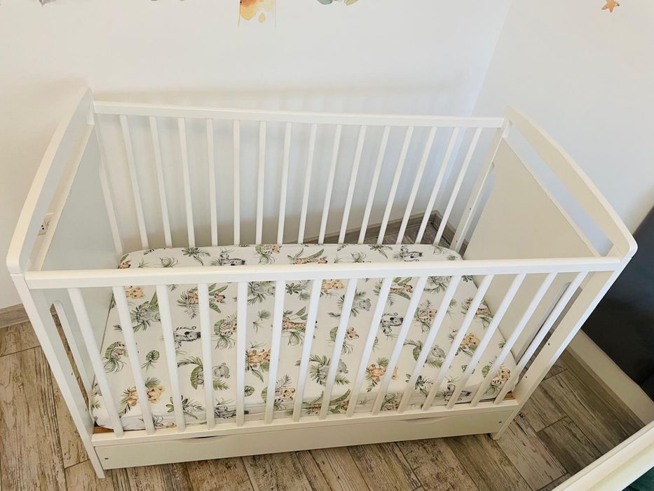 Vând pătuț alb din lemn, cu sertar de depozitare și saltea cocos 120x60 cm, în stare bună