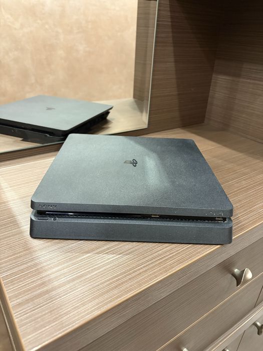 Волан и PlayStation 4 с три джойстика и игри