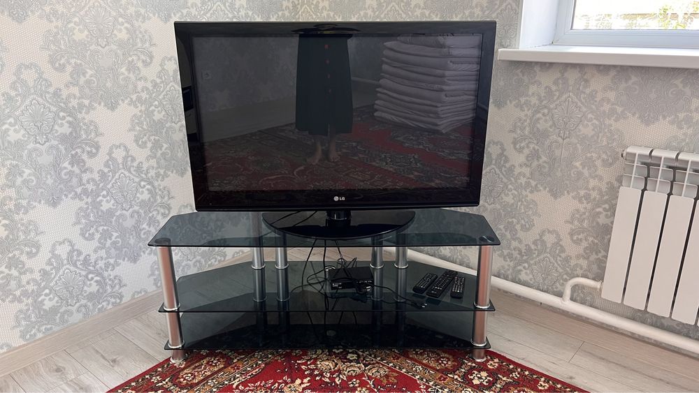 Телевизор LG + подставка в подарок