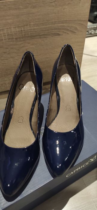 Нови обувки Caprice
