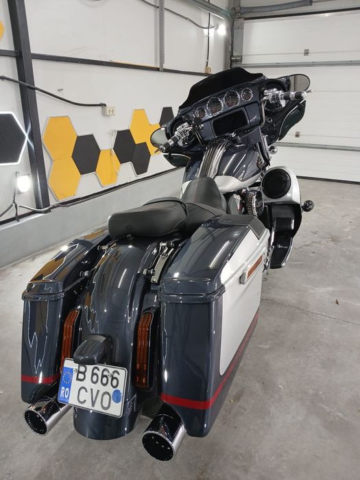 Motocicleta Harley Davidson Street Glide CVO 117