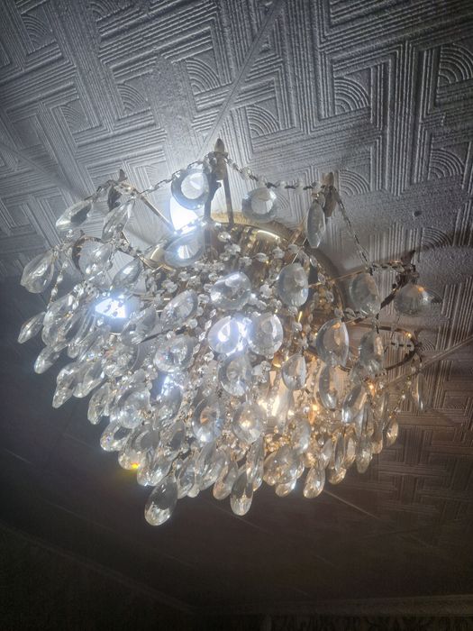 Продам шикарную люстру