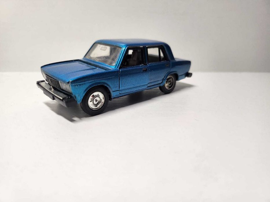 модель ВАЗ 2105  1 : 43