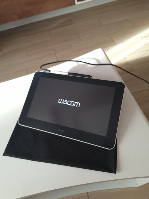 Продавам графичен таблет WACOM One Creative Pen 
Големина на ди
