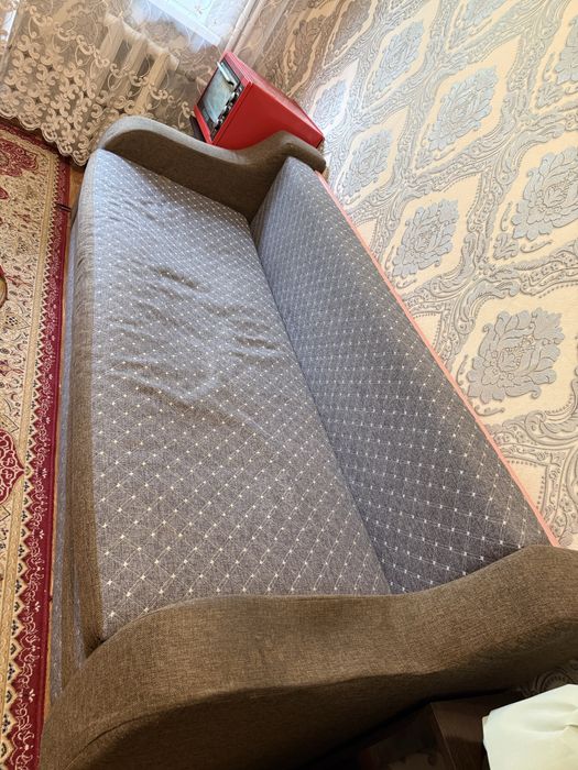 Диван  кухня стол жер ,