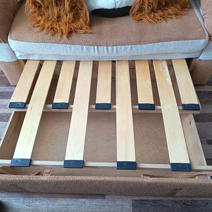 Срочно!Продаётся диванчик подростковый.