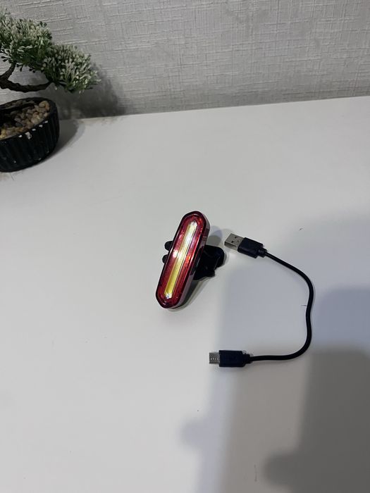 Фонарь для велосипеда заряжается