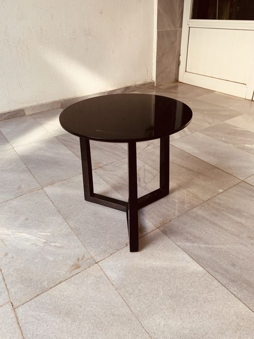 Дизайнерска италианска помощна маса – гланц черен плот, модерен стил