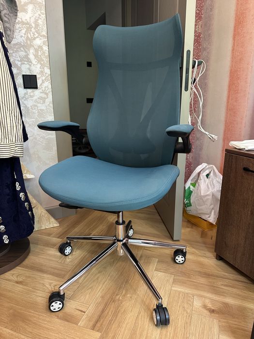 Тканевое эргономичное кресло с поворотным механизмом