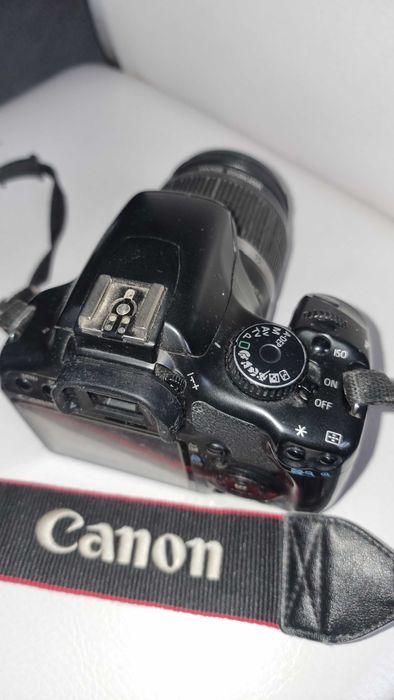 Фотоапарат Canon EOS 450D с три батерии