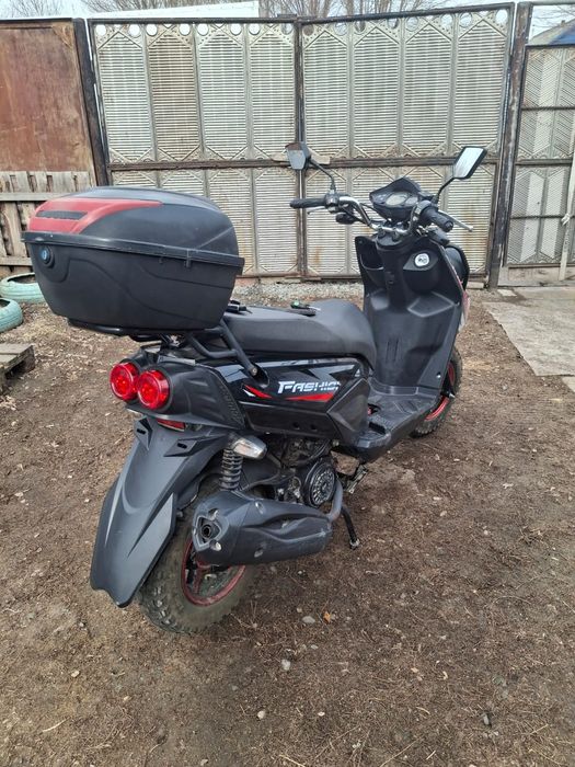 Продам СКУТЕР 150 КУБ. На ходу