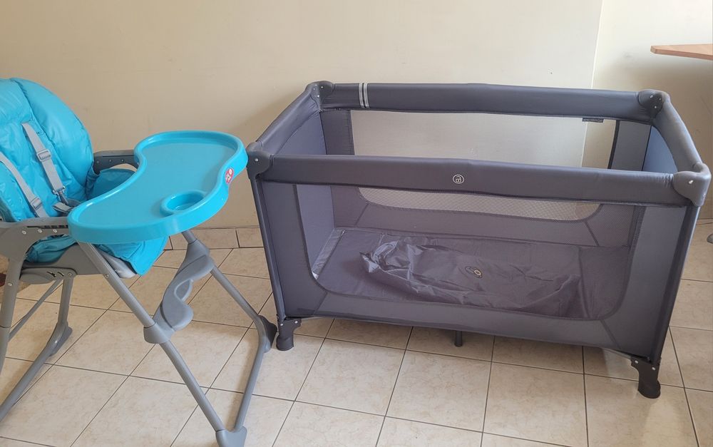 Pătuț extensibil si scaun de masa