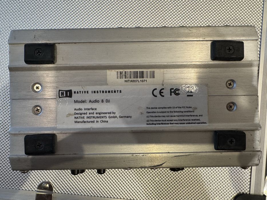 Native Instruments Audio 8 DJ interfata audio placa audio