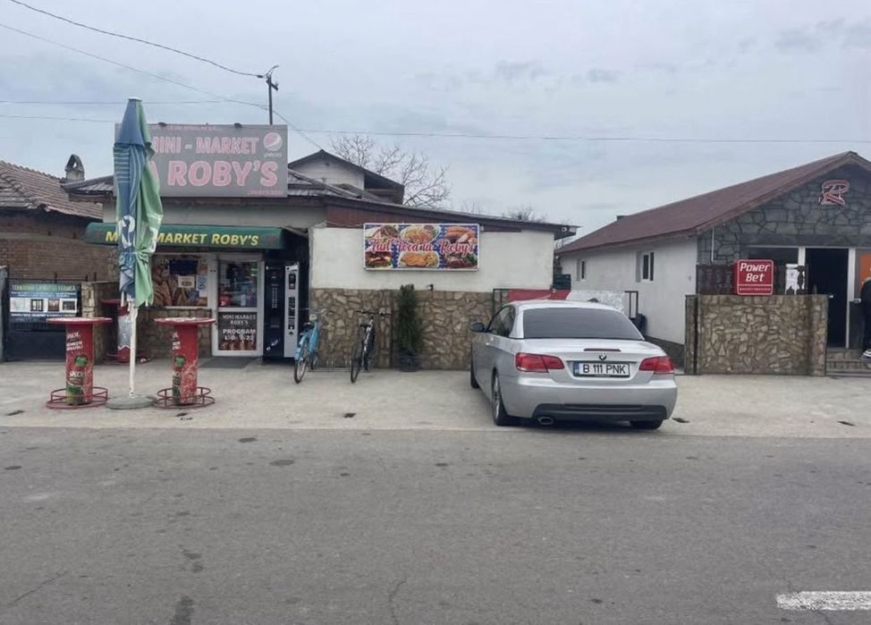Se vand 3 spatii comerciale + casa la rosu +curte