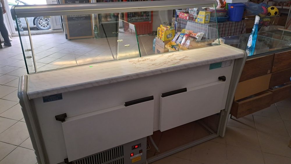 Vitrină frigorifică preparate