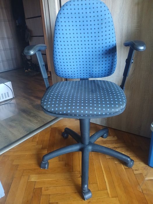 Въртящ се офис стол, с амортисьор