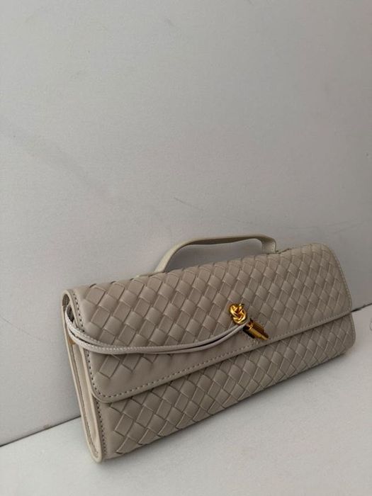 Bottega Veneta чанта andiamo clutch в бежаво от естествена кожа