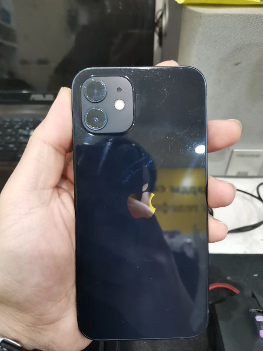 iPhone 12 в отличном состоянии.