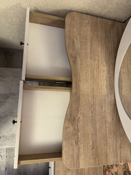 Туалетный столик и тумбочка