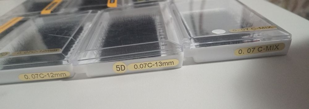 Vând extensii de gene