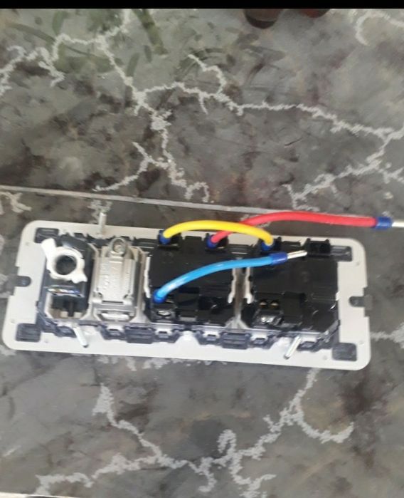 Electrician - execut instalații electrice pentru case și apartamente