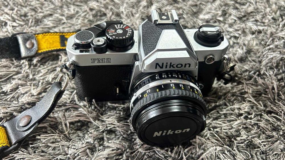Nikon FM2 impecabil-functional cu blitz Sunpak Auto 260 si 3 obiective